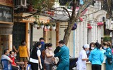 Những hình ảnh ấm lòng ở phố cách ly Trúc Bạch